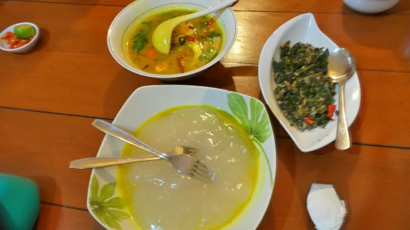 Sepiring papeda dari sagu yang disajikan bersama lauk