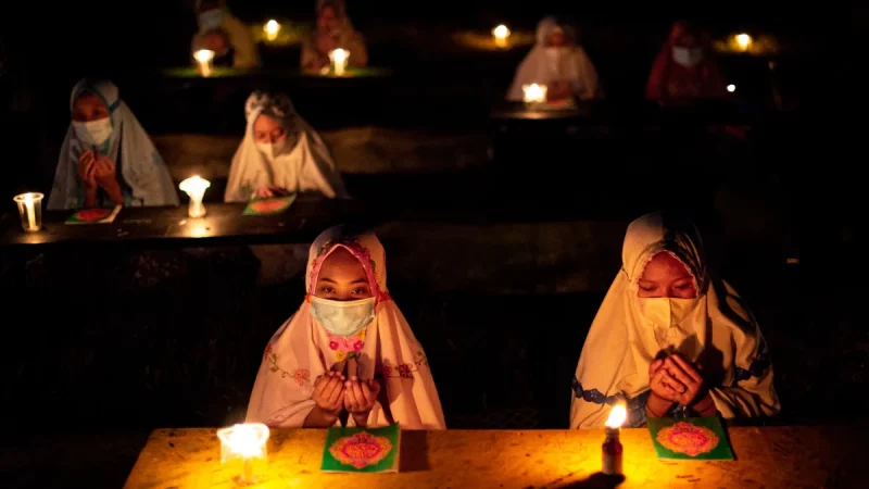 Tadarus malam selikuran di sebuah surau.