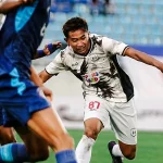 Pemain RANS Nusantara FC berduel memperebutkan bola dengan pemain lawan