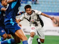 Pemain RANS Nusantara FC berduel memperebutkan bola dengan pemain lawan