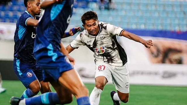 Pemain RANS Nusantara FC berduel memperebutkan bola dengan pemain lawan