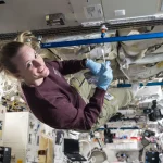 Astronaut NASA Kate Rubins mengumpulkan sampel mikroba di stasiun luar angkasa
