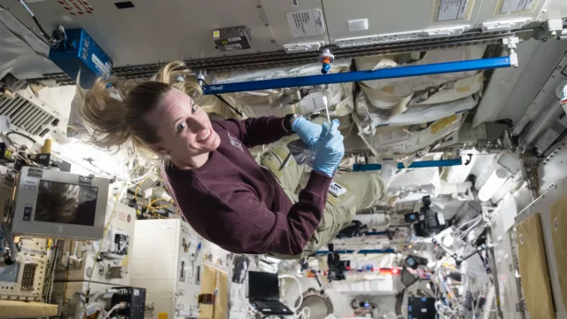 Astronaut NASA Kate Rubins mengumpulkan sampel mikroba di stasiun luar angkasa