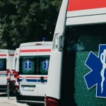 Beberapa unit ambulans terparkir siaga di area terbuka