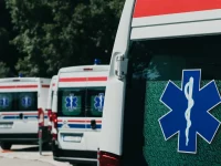 Beberapa unit ambulans terparkir siaga di area terbuka