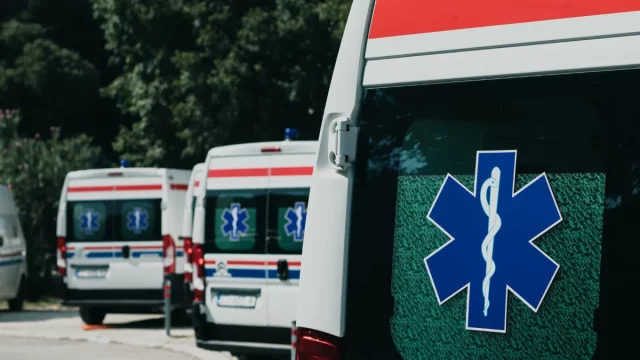 Beberapa unit ambulans terparkir siaga di area terbuka