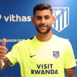 Cristian Romero mengacungkan jempol mengenakan kaus latihan Atletico Madrid