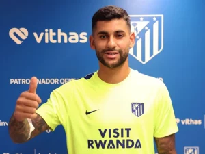 Cristian Romero mengacungkan jempol mengenakan kaus latihan Atletico Madrid