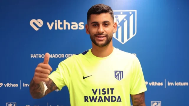 Cristian Romero mengacungkan jempol mengenakan kaus latihan Atletico Madrid