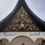 Cungkup beratap gonjong Minangkabau di kompleks makam Tuanku Imam Bonjol, Desa Lotta, Minahasa