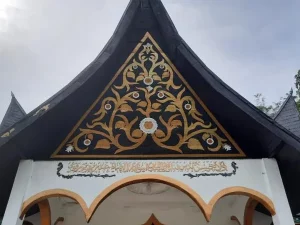 Cungkup beratap gonjong Minangkabau di kompleks makam Tuanku Imam Bonjol, Desa Lotta, Minahasa