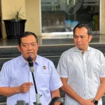Petugas Ditreskrimum Polda Metro Jaya memberikan keterangan pers soal penangkapan pelaku curas nasabah bank