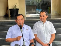 Petugas Ditreskrimum Polda Metro Jaya memberikan keterangan pers soal penangkapan pelaku curas nasabah bank
