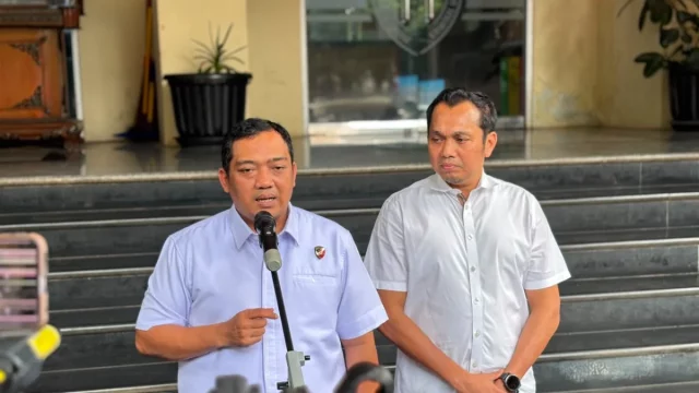 Petugas Ditreskrimum Polda Metro Jaya memberikan keterangan pers soal penangkapan pelaku curas nasabah bank