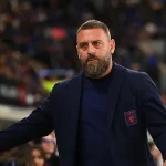 Pelatih Genoa Daniele De Rossi bereaksi di pinggir lapangan saat pertandingan Serie A