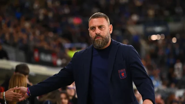 Pelatih Genoa Daniele De Rossi bereaksi di pinggir lapangan saat pertandingan Serie A