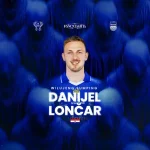 Bek tengah Danijel Loncar mengenakan jersey biru Persib Bandung dalam kartu pengumuman resmi klub bertuliskan Wilujeng Sumping
