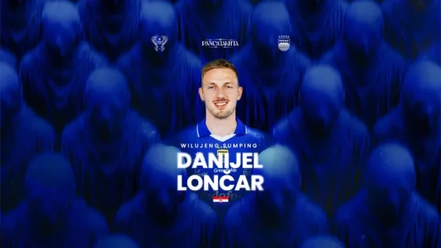 Bek tengah Danijel Loncar mengenakan jersey biru Persib Bandung dalam kartu pengumuman resmi klub bertuliskan Wilujeng Sumping