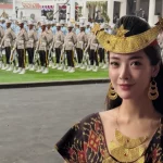 Dara Sarasvati mengenakan wastra Nusa Tenggara Timur di halaman Istana