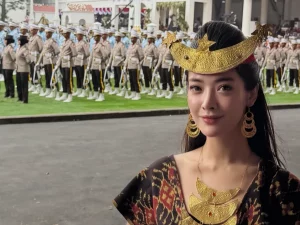 Dara Sarasvati mengenakan wastra Nusa Tenggara Timur di halaman Istana