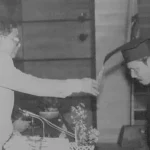 Sastrawan Minangkabau Darman Moenir saat wisuda pada 1989