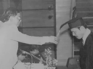 Sastrawan Minangkabau Darman Moenir saat wisuda pada 1989