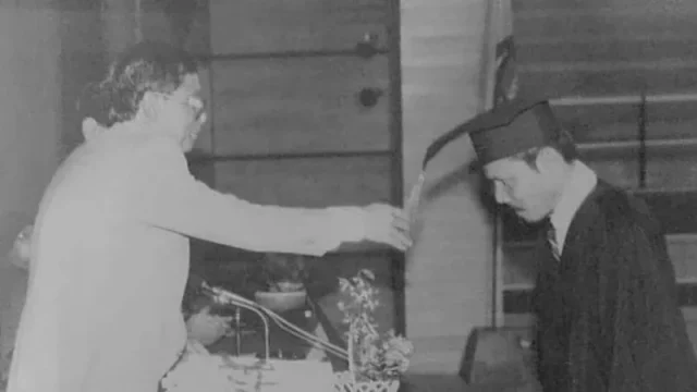Sastrawan Minangkabau Darman Moenir saat wisuda pada 1989