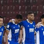 Para pemain Persib berbaris di tepi lapangan sebelum pertandingan
