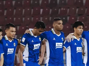 Para pemain Persib berbaris di tepi lapangan sebelum pertandingan