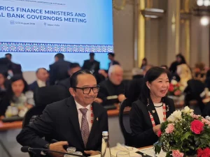 Delegasi Indonesia duduk di meja bendera Merah Putih dalam pertemuan BRICS di Jaipur