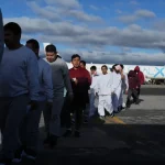 Sejumlah deportan turun dari pesawat setelah dipulangkan dari Amerika Serikat
