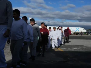Sejumlah deportan turun dari pesawat setelah dipulangkan dari Amerika Serikat