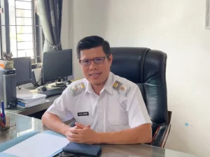Kepala Dinas Kominfo Kota Pariaman Yalviendri di ruang kerjanya