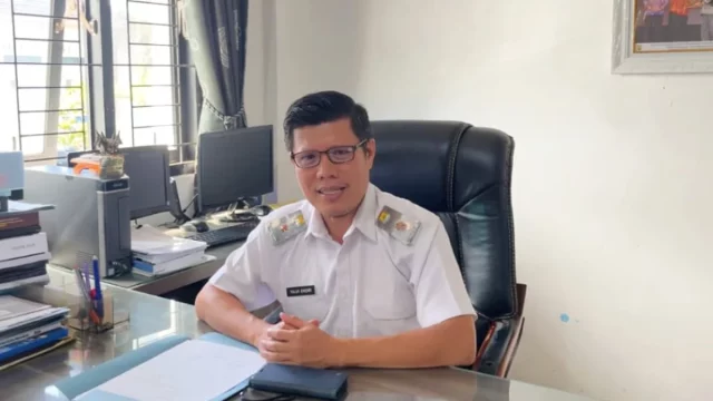 Kepala Dinas Kominfo Kota Pariaman Yalviendri di ruang kerjanya