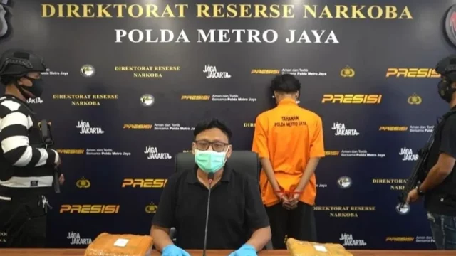 Konferensi pers Ditresnarkoba Polda Metro Jaya dengan barang bukti ganja