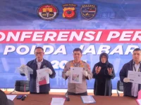 Konferensi pers Polda Jawa Barat mengungkap kasus ujaran kebencian berbasis AI di Cimahi