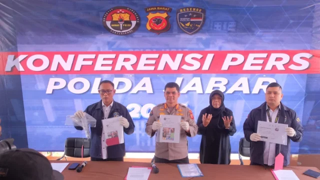 Konferensi pers Polda Jawa Barat mengungkap kasus ujaran kebencian berbasis AI di Cimahi