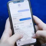 Sepasang tangan mengetik pesan pada layar telepon pintar
