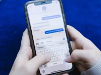 Sepasang tangan mengetik pesan pada layar telepon pintar