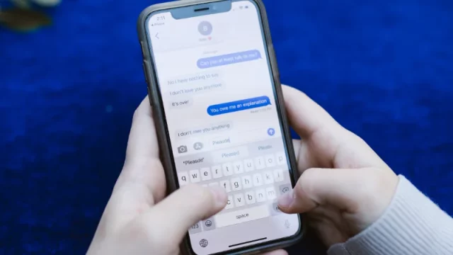 Sepasang tangan mengetik pesan pada layar telepon pintar