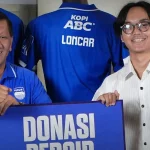 Penyerahan donasi yang dihimpun bobotoh kepada penerima manfaat