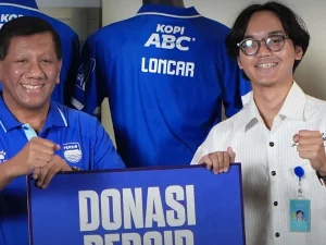 Penyerahan donasi yang dihimpun bobotoh kepada penerima manfaat