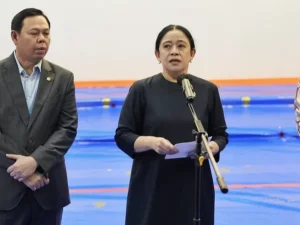 Ketua DPR RI Puan Maharani memberikan keterangan pers didampingi anggota DPR lain