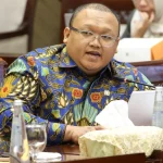 Anggota Komisi XI DPR RI Muhammad Kholid memberikan keterangan dalam rapat
