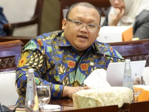 Anggota Komisi XI DPR RI Muhammad Kholid memberikan keterangan dalam rapat