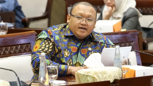 Anggota Komisi XI DPR RI Muhammad Kholid memberikan keterangan dalam rapat