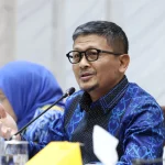 Anggota Komisi XI DPR RI Amin AK memberikan keterangan dalam rapat