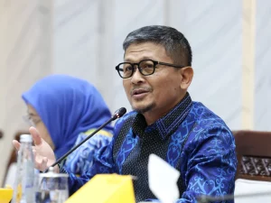 Anggota Komisi XI DPR RI Amin AK memberikan keterangan dalam rapat