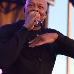 Dr. Dre tampil di atas panggung sambil memegang mikrofon.