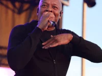 Dr. Dre tampil di atas panggung sambil memegang mikrofon.